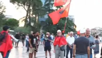 Revolta masive qytetare/ Nis grumbullimi i protestuesve në sheshin “Skënderbej”: Rama jepe dorëheqjen