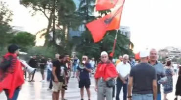 Revolta masive qytetare/ Nis grumbullimi i protestuesve në sheshin “Skënderbej”: Rama jepe dorëheqjen