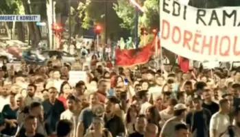 Revolta në ditën e 67!/ “Nesër më shumë”, mbyllen fjalimet para Kryeministrisë, protestuesit nisin marshimin
