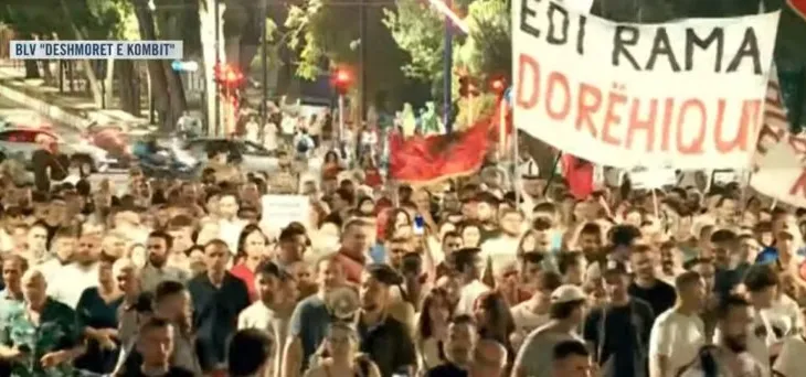 Revolta në ditën e 67!/ “Nesër më shumë”, mbyllen fjalimet para Kryeministrisë, protestuesit nisin marshimin