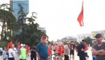 Revolta qytetare/ Nis protesta, qytetarët organizohen në sheshin “Skënderbej”, kërkojnë largimin e Ramës