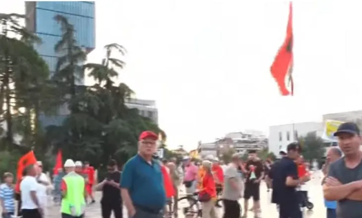 Revolta qytetare/ Nis protesta, qytetarët organizohen në sheshin “Skënderbej”, kërkojnë largimin e Ramës