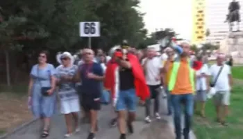 “Revolucion! Opozitë e shitur!”/ Nis marshimi drejt Kryeministrisë, protestuesit: Rama, jepe dorëheqjen!