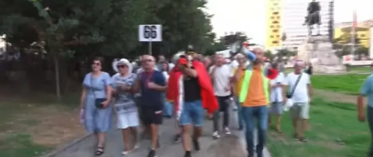 “Revolucion! Opozitë e shitur!”/ Nis marshimi drejt Kryeministrisë, protestuesit: Rama, jepe dorëheqjen!