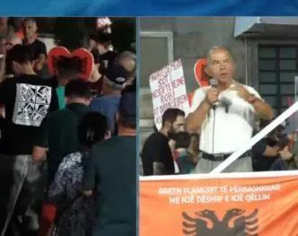 “Rezistenca të vijojë”/ Sazan Guri në protestë: Të rrethojmë Kryeministrinë dhe Parlamentin