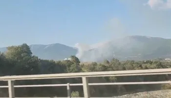Riaktivizohet zjarri në Dajt, ndërhyhet me helikopter për shuarjen e flakëve