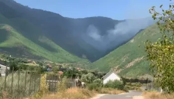 Riaktivizohet zjarri në malin e “Qafë Helmesit”, era favorizon flakët që po i afrohen fshatit Koçaj! Banorët kërkojnë ndërhyrje nga ajri