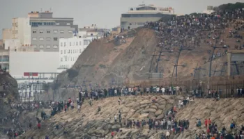 Rikthehen tensionet në Ceuta. Banorët vendas përplasen me emigrantët, djegin kampin