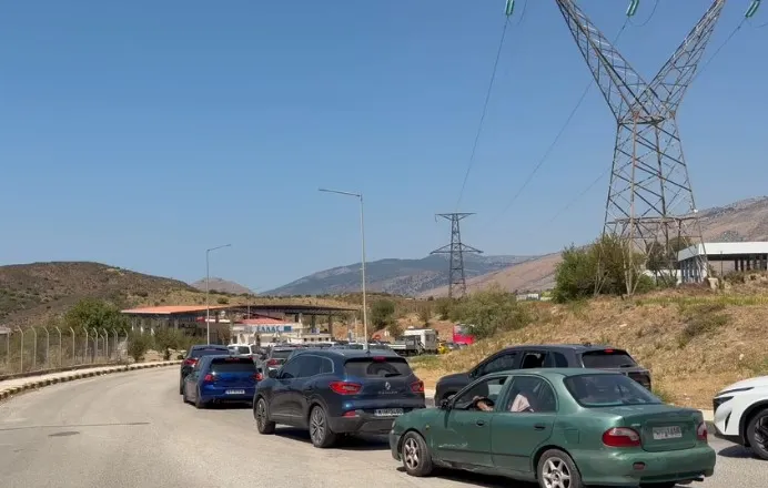 Rikthimi i emigrantëve pas pushimeve, fluks i lartë në pikën e Qafë-Botës, radhë të gjata në hyrje drejt Greqisë!