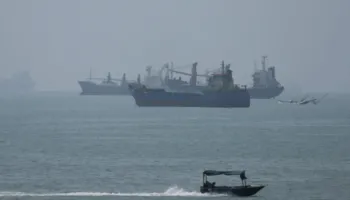 Rinisin pas disa javësh sulmet mes SHBA-Iran mbi Ngushticën e Hormuzit