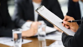 Risia, mbi 1200 vende në administratë për të rinjtë! Mundësi punësimi, kontratat dhe kriteret! Aplikimet mund të dorëzohen online deri më 16 gusht