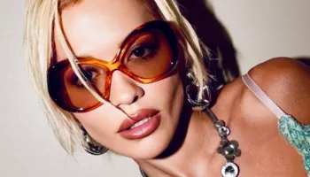 Rita Ora: “Mezi pres të festoj me ju”, artistja performon sonte në Ohër