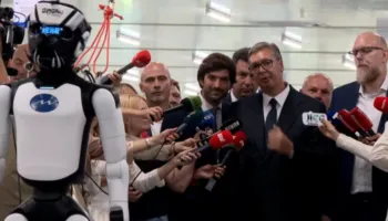 ‘Robotët kinezë së shpejti në ushtrinë serbe’-  Vuçiç në hapjen e një fabrike kineze në Serbi