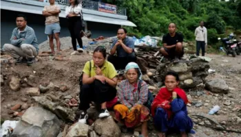 Rreth 1,500 të zhdukur, 332 të vrarë në përmbytjet vdekjeprurëse, fshatra në kufirin Nepal-Kinë të shkatërruara