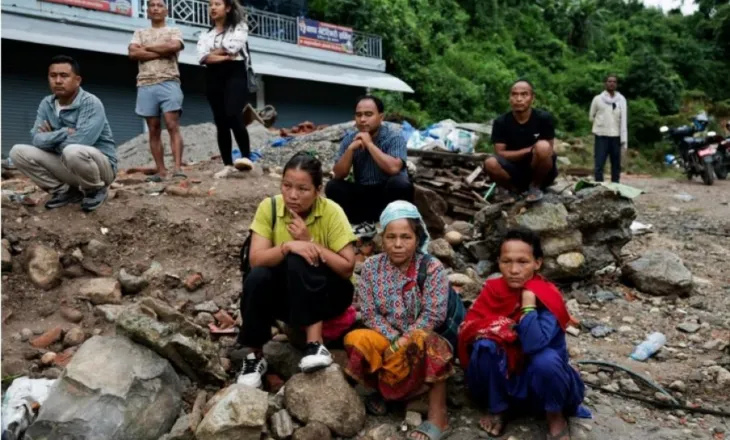Rreth 1,500 të zhdukur, 332 të vrarë në përmbytjet vdekjeprurëse, fshatra në kufirin Nepal-Kinë të shkatërruara