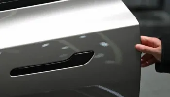 Rreth 3 milionë makina Tesla tërhiqen nga tregu në Kinë për shkak të dorezave të fshehura të dyerve