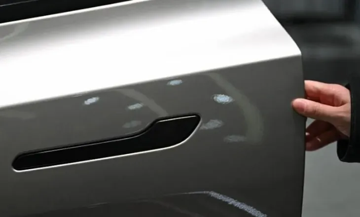 Rreth 3 milionë makina Tesla tërhiqen nga tregu në Kinë për shkak të dorezave të fshehura të dyerve