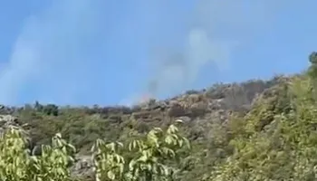 “Rrezikohen banesat”/ Përkeqësohet situata me flakët në Krujë, kërkohet ndërhyrje nga ajri