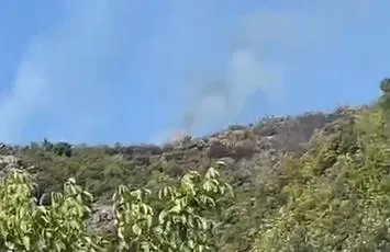 “Rrezikohen banesat”/ Përkeqësohet situata me flakët në Krujë, kërkohet ndërhyrje nga ajri