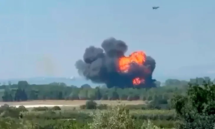 Rrëzohet avioni luftarak në Turqi, shpërthen në flakë (VIDEO)