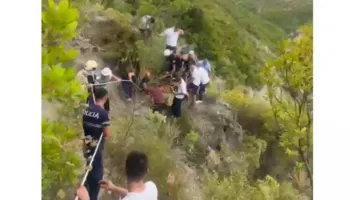 Rrëzohet nga 50 metra lartësi në Kapaj, momenti kur burri i plagosur nxirret nga humnera me barrrelë (VIDEO)