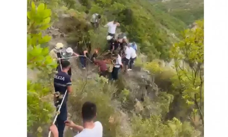 Rrëzohet nga 50 metra lartësi në Kapaj, momenti kur burri i plagosur nxirret nga humnera me barrrelë (VIDEO)