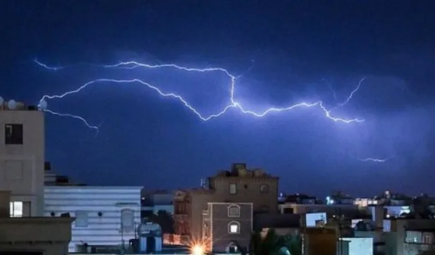 Rrufetë gjatë verës, si të mbrohemi dhe cilat vende duhet të shmangim