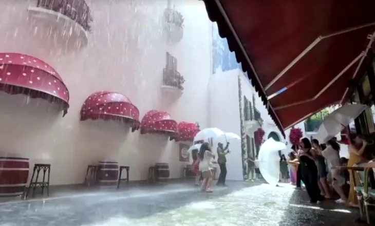 Rrugë me shi artifical, Dubai u ofron vizitorëve freski mes temperaturave 47°C