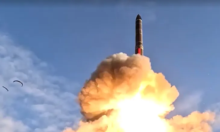 Rusia nxjerr në provë armën strategjike, testohet raketa balistike ndërkontinentale