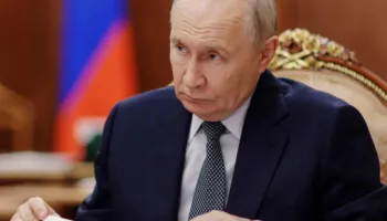 Rusia paralajmëron Britaninë: “Po luan me zjarrin” për mbështetjen ndaj Ukrainës