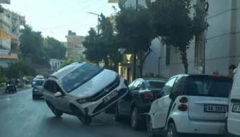 Sarandë/ Turisti bën aksident, shikoni si përfundoi makina