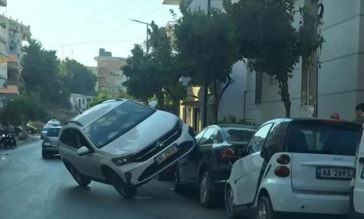 Sarandë/ Turisti bën aksident, shikoni si përfundoi makina