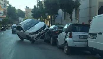 Sarandë, turisti humb kontrollin e mjetit dhe përplas makinat e parkuara