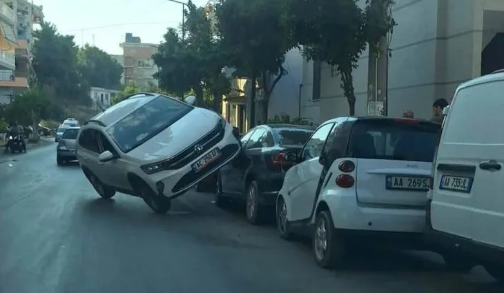 Sarandë, turisti humb kontrollin e mjetit dhe përplas makinat e parkuara