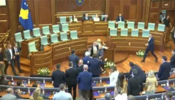 Seanca konstituive e Kuvendit të Kosovës mbyllet në pak minuta, hidhen vezë drejt Albin Kurtit…