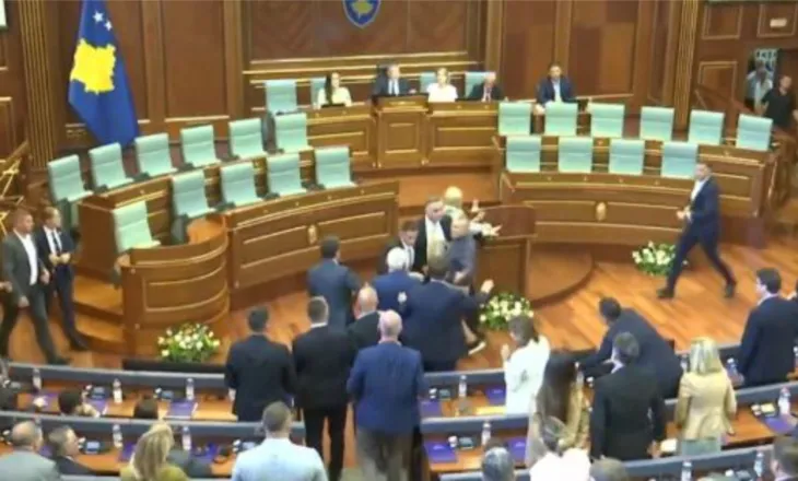 Seanca konstituive e Kuvendit të Kosovës mbyllet në pak minuta, hidhen vezë drejt Albin Kurtit…