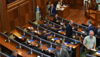Seanca konstituive vazhdon të shtunën, PDK: Po shkelet Kushtetuta, s’do të rrimë duarkryq!