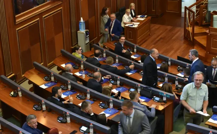 Seanca konstituive vazhdon të shtunën, PDK: Po shkelet Kushtetuta, s’do të rrimë duarkryq!