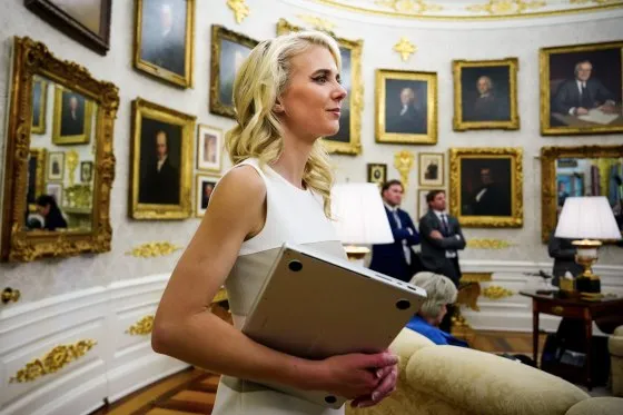 Senatori Ossoff vë në qendër të vëmendjes ndihmësen e Shtëpisë së Bardhë, Natalie Harp