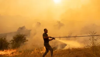 Serbia në ‘flakë’, BE-ja i nis helikopterët