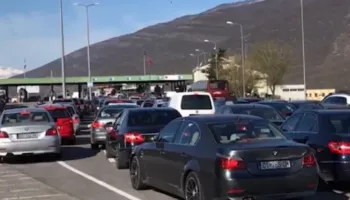 Sezoni turistik/ Fluks i lartë në Morinë, kolona të gjata automjetesh drejt Shqipërisë