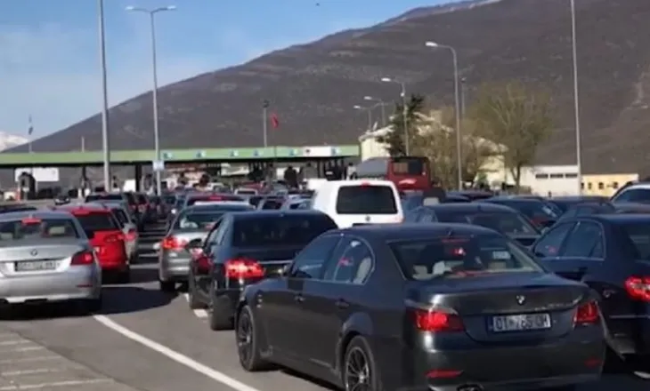 Sezoni turistik/ Fluks i lartë në Morinë, kolona të gjata automjetesh drejt Shqipërisë