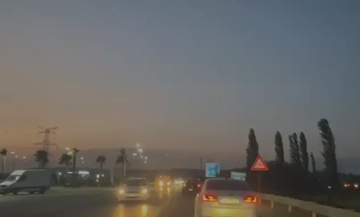 Sezoni turistik në Shqipëri, ‘dyndje’ turistësh/ Trafik kilometrik në rrugët e Lezhës dhe Milotit
