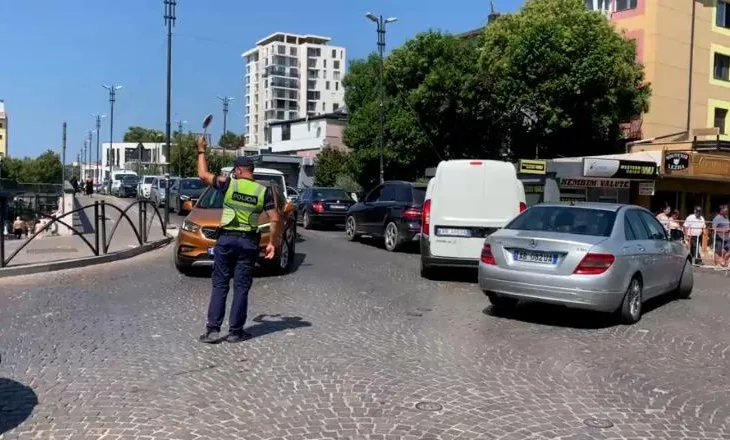 Sezoni turistik/ Të gjithë drejt Shëngjinit, hëna nis trafik të rënduar në Lezhë