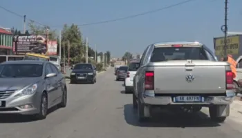 Sezoni turistik/ Trafik i rënduar në hyrje të Fierit, automjetet krijojnë radhë deri në 3 kilometra