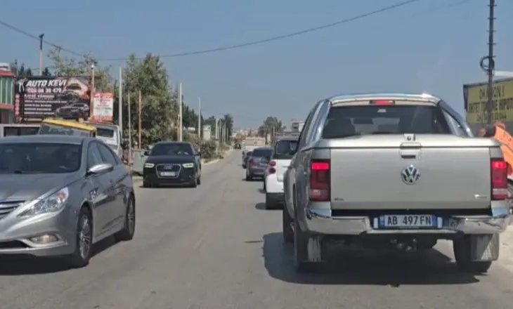 Sezoni turistik/ Trafik i rënduar në hyrje të Fierit, automjetet krijojnë radhë deri në 3 kilometra