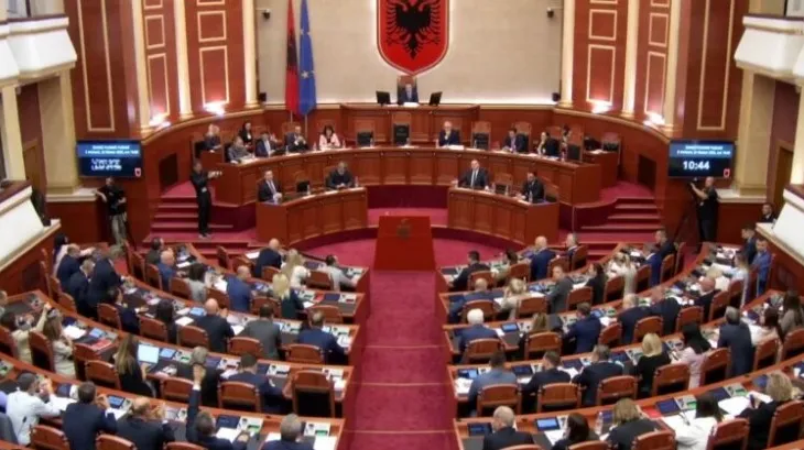 “Sheikët” e Parlamentit, 700 mijë euro për deputetët në korrik! Dieta, rimbursime, telefona, naftë e qira! Peleshi dhe Bardhi ‘kampionë’…