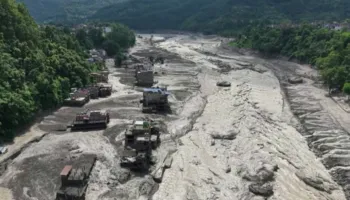 Shembja e akullnajës dyshohet se shkaktoi përmbytjen vdekjeprurëse në kufirin Nepal-Tibet