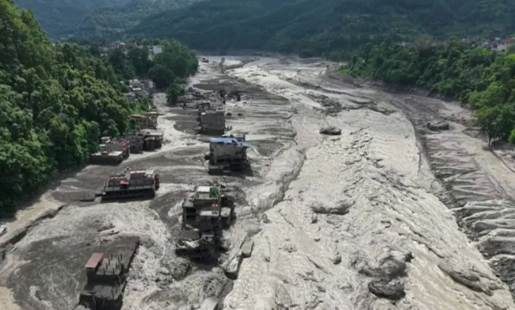 Shembja e akullnajës dyshohet se shkaktoi përmbytjen vdekjeprurëse në kufirin Nepal-Tibet