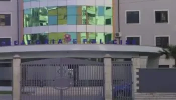 Sherr me thika mes burrit dhe gruas në Durrës, përfundojnë të plagosur në spital